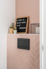 renovatie met nieuwe leefkeuken en moderne woonkamer-Studio Thirty Two-complete-woning-renovatie,interieur-ontwerp,interieur-renovatie,Keuken,keuken-renovatie,leefkeuken,moderne-indeling,uitbouw-woning,verduurzaming,woning-verbouwing,woonkamer-renovatie-Haardwand & zwarte keuken | Maatwerk interieur-OBLY