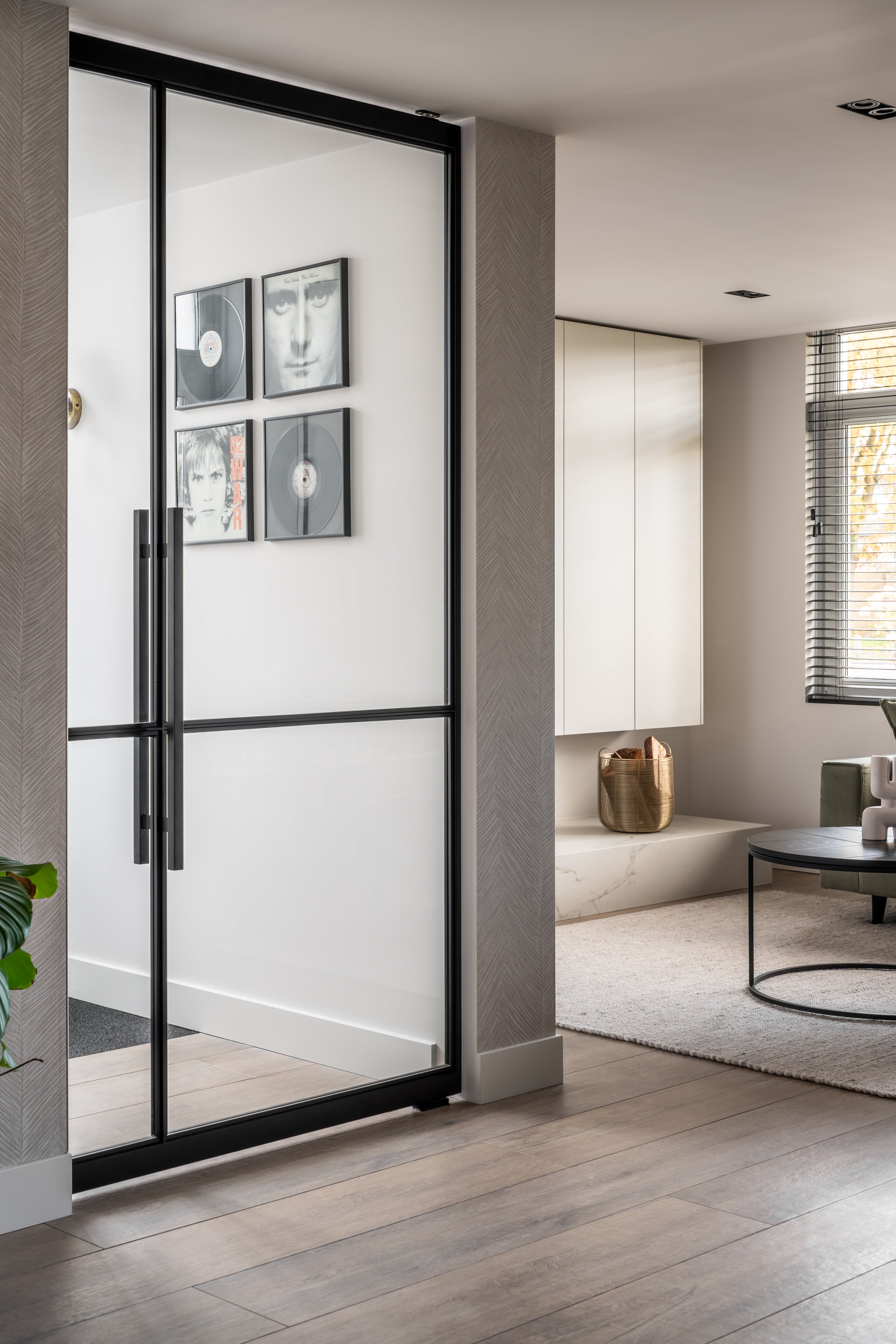 renovatie met nieuwe leefkeuken en moderne woonkamer-Studio Thirty Two-complete-woning-renovatie,interieur-ontwerp,interieur-renovatie,Keuken,keuken-renovatie,leefkeuken,moderne-indeling,uitbouw-woning,verduurzaming,woning-verbouwing,woonkamer-renovatie-Haardwand & zwarte keuken | Maatwerk interieur-OBLY
