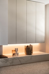 renovatie met nieuwe leefkeuken en moderne woonkamer-Studio Thirty Two-complete-woning-renovatie,interieur-ontwerp,interieur-renovatie,Keuken,keuken-renovatie,leefkeuken,moderne-indeling,uitbouw-woning,verduurzaming,woning-verbouwing,woonkamer-renovatie-Haardwand & zwarte keuken | Maatwerk interieur-OBLY