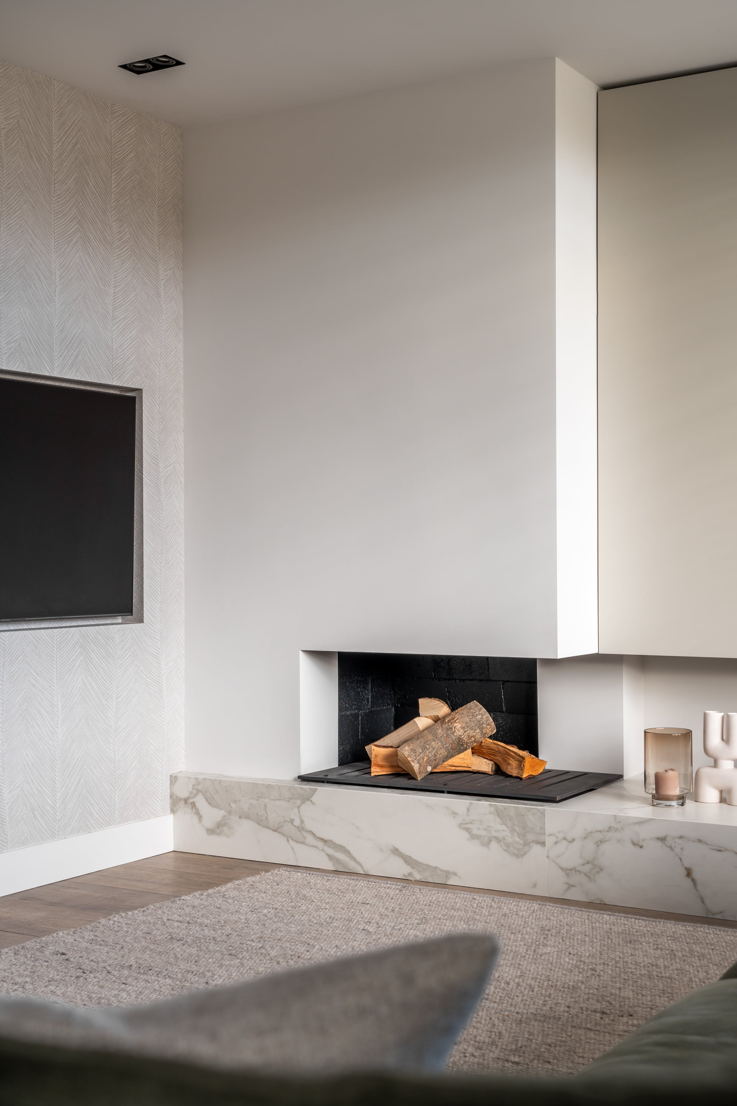 renovatie met nieuwe leefkeuken en moderne woonkamer-Studio Thirty Two-complete-woning-renovatie,interieur-ontwerp,interieur-renovatie,Keuken,keuken-renovatie,leefkeuken,moderne-indeling,uitbouw-woning,verduurzaming,woning-verbouwing,woonkamer-renovatie-Haardwand & zwarte keuken | Maatwerk interieur-OBLY