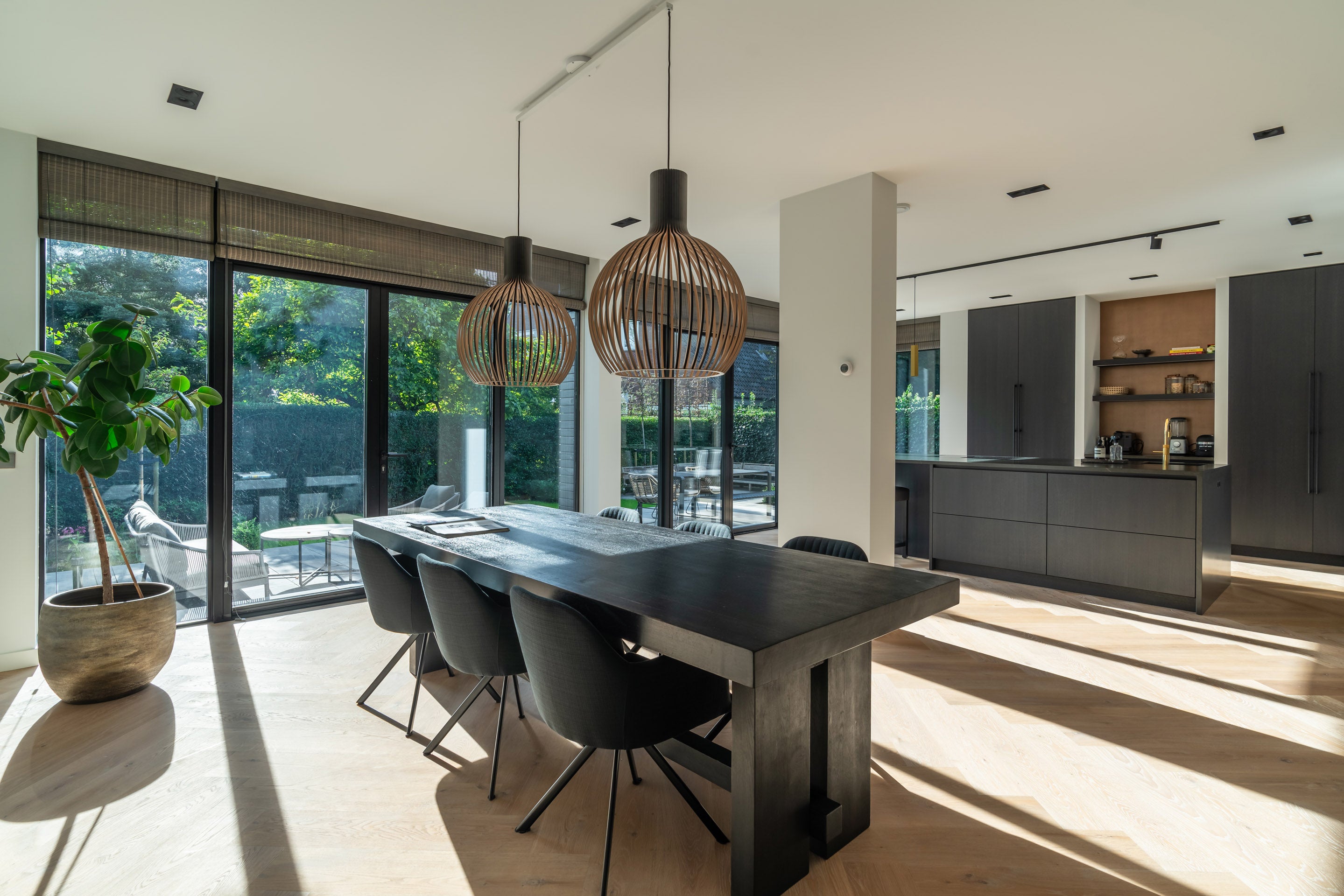 Royale leefkeuken met eetkamer als nieuw hart van een karakteristieke jaren '30 woning na de totaalrenovatie.