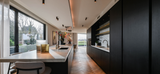 Modern interieur met zwembad en thuisbar
