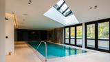 Modern interieur met zwembad en thuisbar