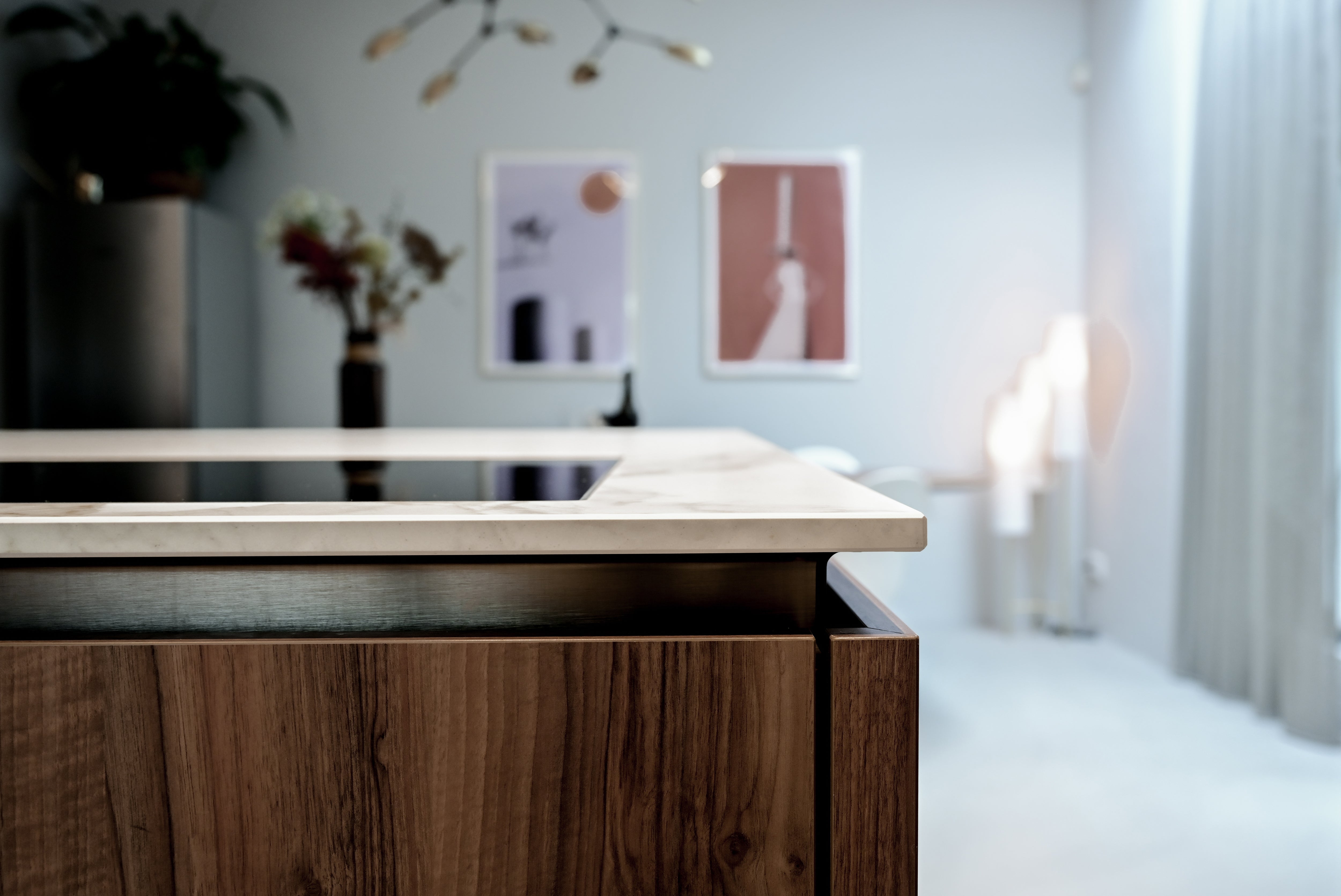 zwarte maatwerk keuken in klassieke woningrenovatie-Studio Thirty Two-blauwe-keuken,Exterieur,Interieur,interieur-renovatie,keuken-renovatie,maatwerk-interieur,maatwerk-keuken,modern-interieur,moderne-keuken,open-leefruimte,woning-verbouwing,woonkamer-renovatie-Interieurontwerp woning | Tijdloos en warm maatwerk-OBLY