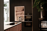 zwarte maatwerk keuken in klassieke woningrenovatie-Studio Thirty Two-blauwe-keuken,Exterieur,Interieur,interieur-renovatie,keuken-renovatie,maatwerk-interieur,maatwerk-keuken,modern-interieur,moderne-keuken,open-leefruimte,woning-verbouwing,woonkamer-renovatie-Interieurontwerp woning | Tijdloos en warm maatwerk-OBLY