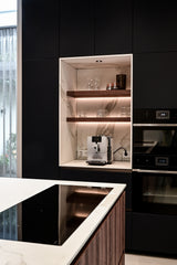 zwarte maatwerk keuken in klassieke woningrenovatie-Studio Thirty Two-blauwe-keuken,Exterieur,Interieur,interieur-renovatie,keuken-renovatie,maatwerk-interieur,maatwerk-keuken,modern-interieur,moderne-keuken,open-leefruimte,woning-verbouwing,woonkamer-renovatie-Interieurontwerp woning | Tijdloos en warm maatwerk-OBLY