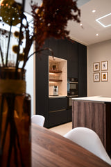zwarte maatwerk keuken in klassieke woningrenovatie-Studio Thirty Two-blauwe-keuken,Exterieur,Interieur,interieur-renovatie,keuken-renovatie,maatwerk-interieur,maatwerk-keuken,modern-interieur,moderne-keuken,open-leefruimte,woning-verbouwing,woonkamer-renovatie-Interieurontwerp woning | Tijdloos en warm maatwerk-OBLY