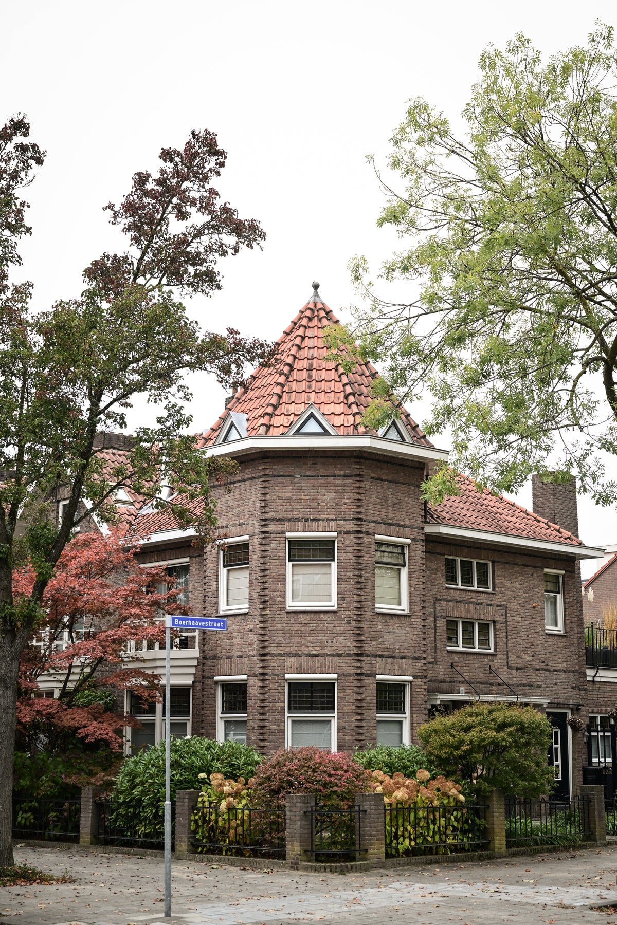 zwarte maatwerk keuken in klassieke woningrenovatie-Studio Thirty Two-blauwe-keuken,Exterieur,Interieur,interieur-renovatie,keuken-renovatie,maatwerk-interieur,maatwerk-keuken,modern-interieur,moderne-keuken,open-leefruimte,woning-verbouwing,woonkamer-renovatie-Interieurontwerp woning | Tijdloos en warm maatwerk-OBLY