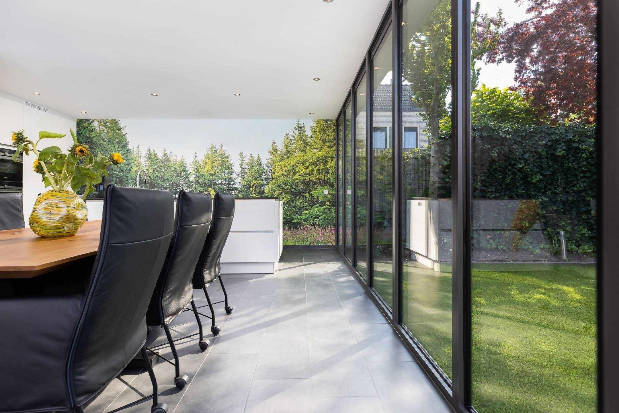 Aanbouw met glazen vouwwand-Busscher Serrebouw-Aanbouw,alle,aluminium serre,glazen vouwpui,serre aanbouw,serre met glaswand,Tuinen,Woonkamer,woonkeuken serre-Aanbouw met glazen vouwwand | OBLY.com-OBLY