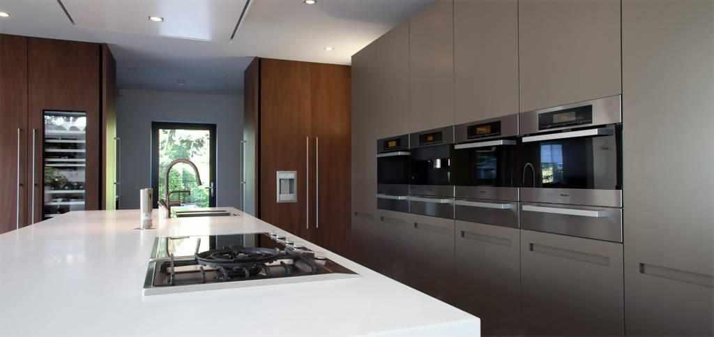 Amerikaans noten in de keuken-Stijn de Ruyter Interieurarchitectuur-amerikaanse noten,binnen buiten verbinding,familiewoning,keuken,keuken ontwerp,landelijke woning,luxe keuken,maatwerk keuken,moderne keuken,open keuken,strak design,warme materialen,wijnkast,woonkeuken-Amerikaans noten in de keuken-OBLY