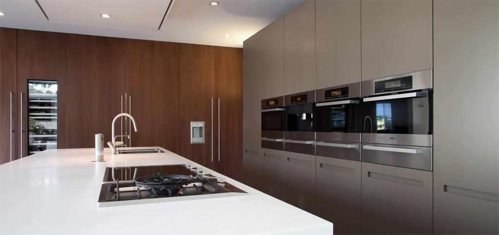 Amerikaans noten in de keuken-Stijn de Ruyter Interieurarchitectuur-amerikaanse noten,binnen buiten verbinding,familiewoning,keuken,keuken ontwerp,landelijke woning,luxe keuken,maatwerk keuken,moderne keuken,open keuken,strak design,warme materialen,wijnkast,woonkeuken-Amerikaans noten in de keuken-OBLY