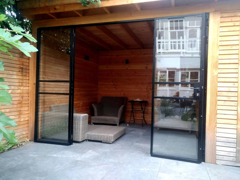 Authentieke stalen vouwdeuren tuinhuis-Stalendeurenhuys-tuin-Authentieke stalen vouwdeuren in tuinhuis geplaatst -OBLY