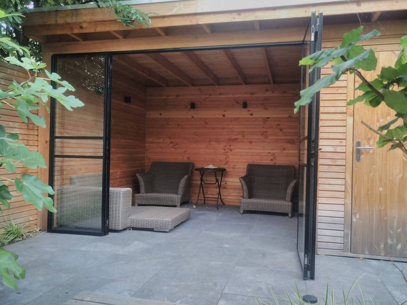 Authentieke stalen vouwdeuren tuinhuis-Stalendeurenhuys-tuin-Authentieke stalen vouwdeuren in tuinhuis geplaatst -OBLY