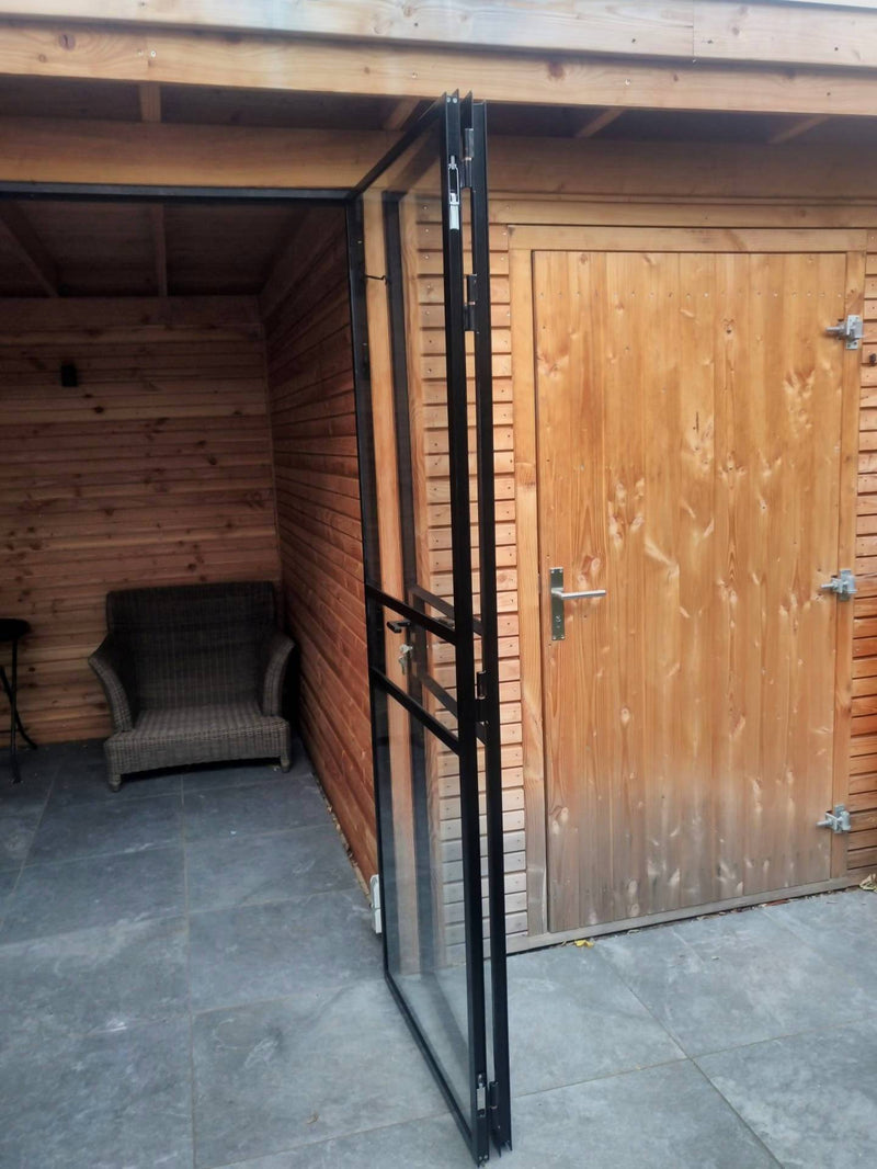 Authentieke stalen vouwdeuren tuinhuis-Stalendeurenhuys-tuin-Authentieke stalen vouwdeuren in tuinhuis geplaatst -OBLY