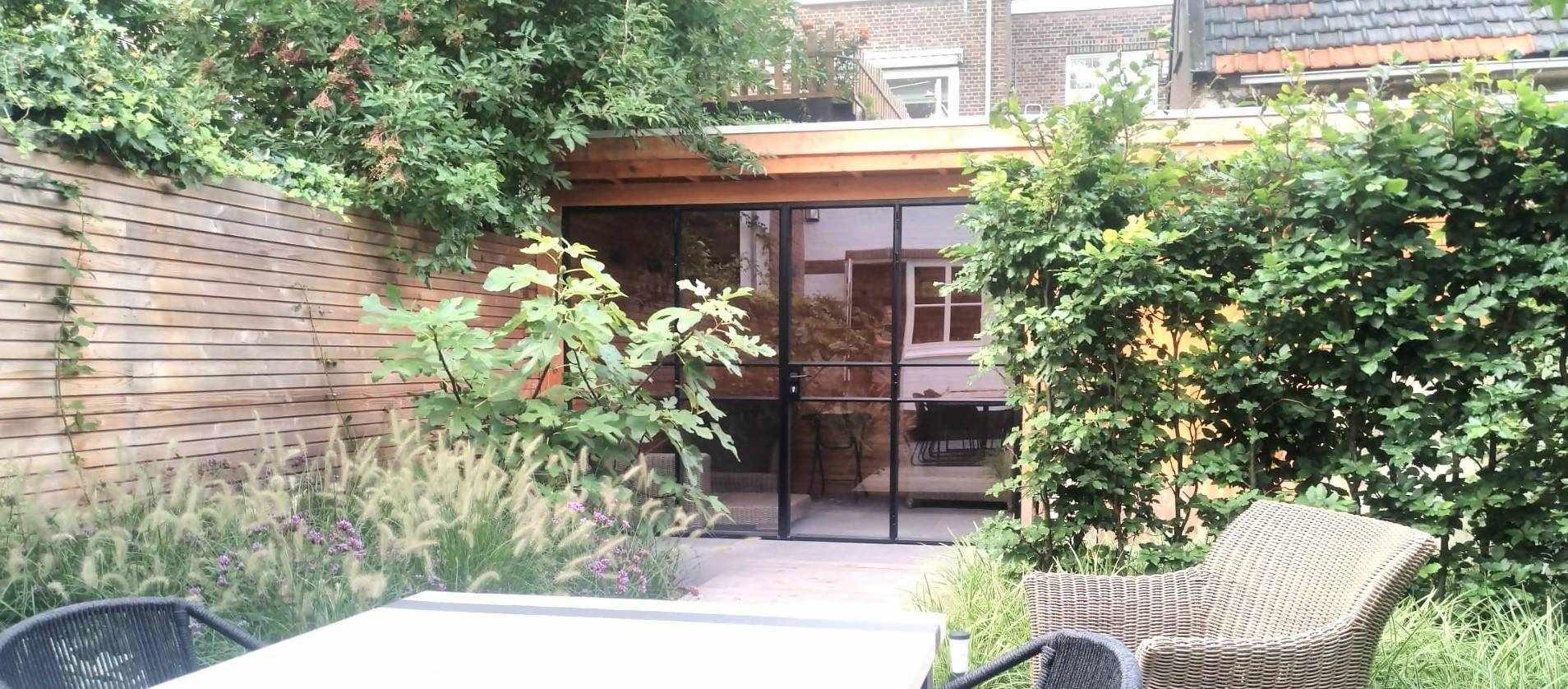 Authentieke stalen vouwdeuren tuinhuis-Stalendeurenhuys-authentieke stalen vouwwanden,buitenruimte verbinden,design tuinhuis interieur,glazen vouwwand,maatwerk stalen deuren,ranke stalen profielen,stalen vouwdeuren,tuin,tuinhuis met glas-Authentieke stalen vouwdeuren in tuinhuis geplaatst -OBLY
