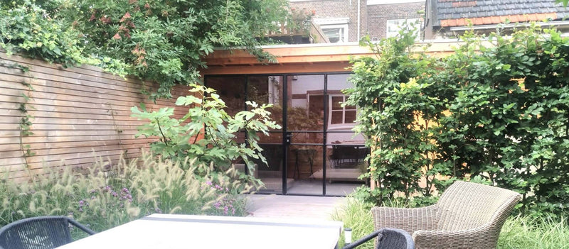 Authentieke stalen vouwdeuren tuinhuis-Stalendeurenhuys-tuin-Authentieke stalen vouwdeuren in tuinhuis geplaatst -OBLY