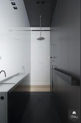 Badkamer ensuite in rijksmonument met Carrara marmer en smoked glass-Studio Niels-alle,Ambachtelijk detail,Badkamer,Carrara marmer,HI-MACS,Monumentaal,Rijksmonument,Smoked glass-Badkamer ensuite in rijksmonument | Studio Niels-OBLY