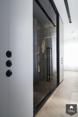 Badkamer ensuite in rijksmonument met Carrara marmer en smoked glass-Studio Niels-alle,Ambachtelijk detail,Badkamer,Carrara marmer,HI-MACS,Monumentaal,Rijksmonument,Smoked glass-Badkamer ensuite in rijksmonument | Studio Niels-OBLY