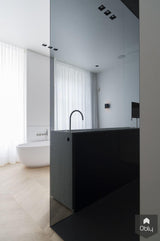 Badkamer ensuite in rijksmonument met Carrara marmer en smoked glass-Studio Niels-alle,Ambachtelijk detail,Badkamer,Carrara marmer,HI-MACS,Monumentaal,Rijksmonument,Smoked glass-Badkamer ensuite in rijksmonument | Studio Niels-OBLY