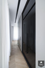 Badkamer ensuite in rijksmonument met Carrara marmer en smoked glass-Studio Niels-alle,Ambachtelijk detail,Badkamer,Carrara marmer,HI-MACS,Monumentaal,Rijksmonument,Smoked glass-Badkamer ensuite in rijksmonument | Studio Niels-OBLY