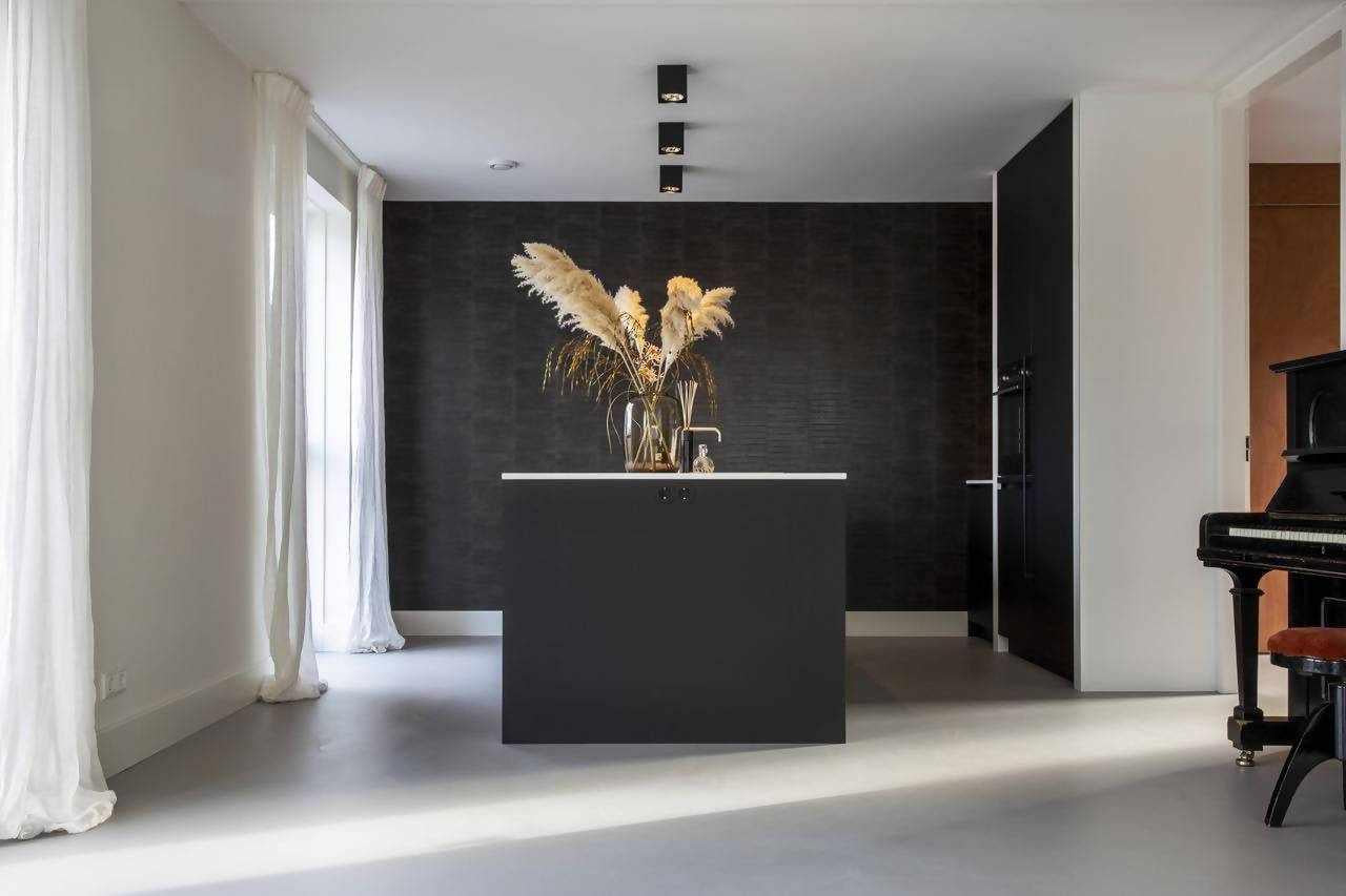 Beton ciré vloer-Willem Designvloeren B.V.-beton cire,beton ciré vloer,betonlook vloer,gietvloer alternatief,grijze vloer,Keuken,keuken vloer,moderne woning,naadloze vloer,onderhoudsvriendelijke vloer,strak interieur-Betonvloer ciré in een grijze kleur-OBLY