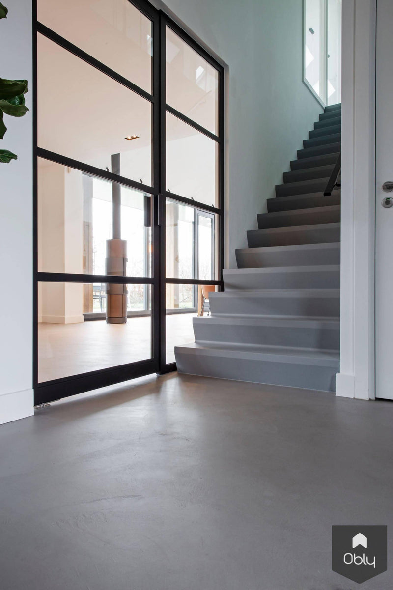 Betonlook vloer met stalen deuren-Willem Designvloeren B.V.-alle, Woonkamer-Betonlook vloer met stalen deuren | OBLY.com-OBLY