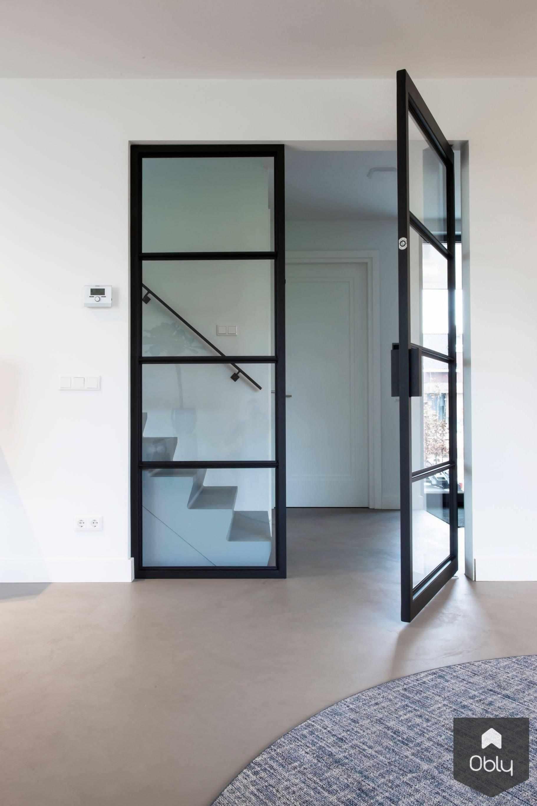 Betonlook vloer met stalen deuren-Willem Designvloeren B.V.-alle,beton cire,betonlook vloer,design interieur,industriële stijl,moderne woning,naadloze vloer,stalen deuren,strak interieur,trap betonvloer,Woonkamer-Betonlook vloer met stalen deuren | OBLY.com-OBLY