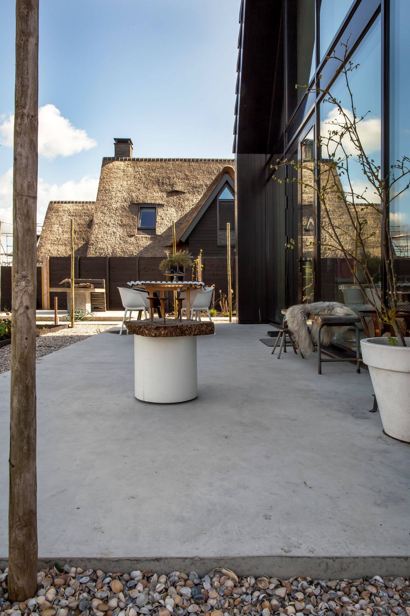 Betonvloer in eclectische nieuwbouwwoning-Willem Designvloeren B.V.-Woonkamer-Gevlinderde woonbetonvloer nieuwbouwwoning-OBLY