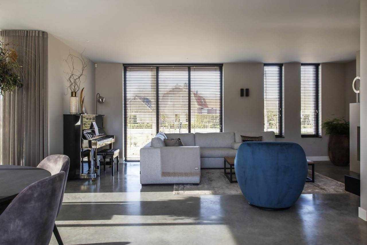 Betonvloer in modern landelijke villa-Willem Designvloeren B.V.-beige interieur,betonlook vloer,gevlinderde betonvloer,landelijke stijl,moderne villa,naadloze vloer,vloerverwarming vloer,woonbeton,Woonkamer-Woonbeton vloer in nieuwbouwvilla -OBLY