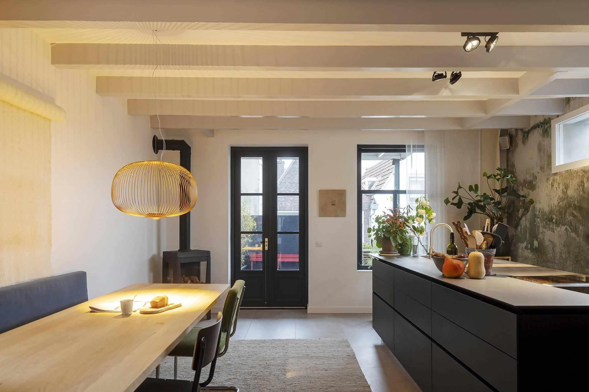 Bijzondere stadswoning in hartje Utrecht-Nest-houten balken,industriële uitstraling,Keuken,open ruimte,renovatie,stadswoning,vide,Woonkamer-Bijzondere stadswoning in hartje Utrecht-OBLY