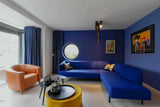 Blauw Interieur hoekwoning-Huisvanbinnen-blauw,blauw maatwerk interieur,blauwe hoekwoning,compacte woning inspiratie,design woonkamer,interieur,kleurrijk interieurdesign,moderne woonkamer blauw,stijlvolle woondecoratie,Woonkamer-Blauw interieur hoekwoning-OBLY