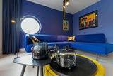 Blauw Interieur hoekwoning-Huisvanbinnen-blauw,blauw maatwerk interieur,blauwe hoekwoning,compacte woning inspiratie,design woonkamer,interieur,kleurrijk interieurdesign,moderne woonkamer blauw,stijlvolle woondecoratie,Woonkamer-Blauw interieur hoekwoning-OBLY