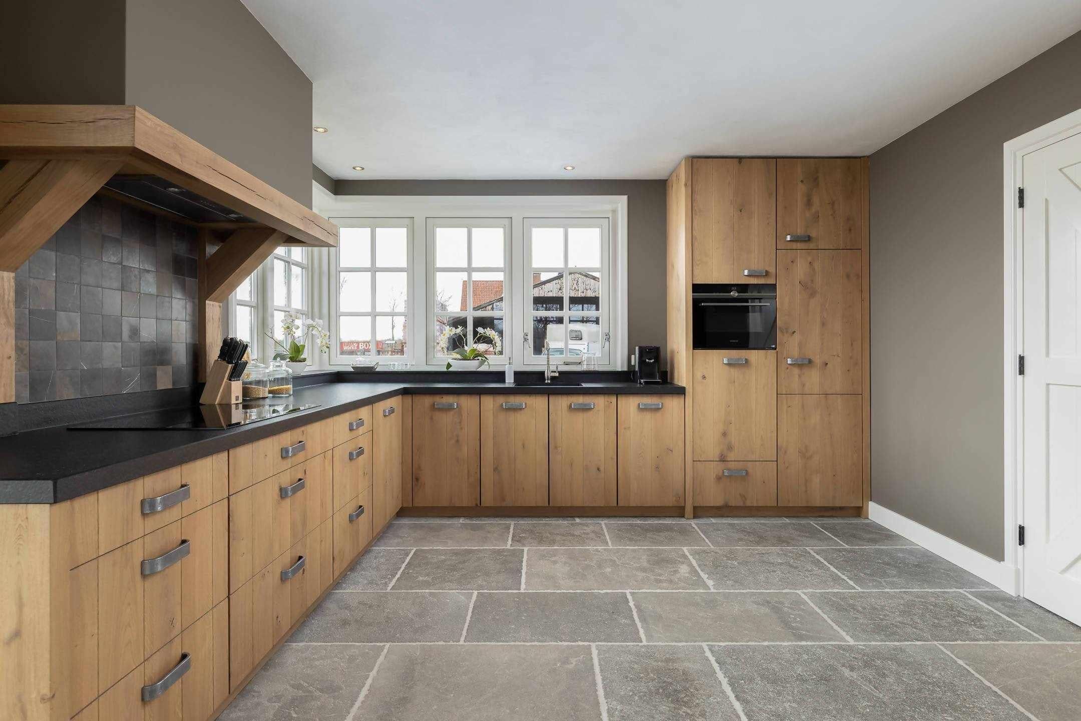 Bourgondische dallen-Van den Heuvel & Van Duuren-Keuken,keuken met grote ramen,keuken met houten kasten,keuken met natuursteen vloer,ruime keuken-Bourgondische dal met landelijke uitstraling-OBLY