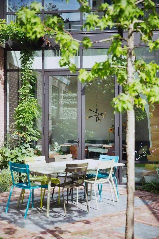 Bovenwoning met verbinding tot tuin-Richèl Lubbers Architecten-Aanbouw,bovenwoning,dubbele hoogte,glazen pui,serre,stedelijke woning,tuinverbinding,Woonkamer-OBLY