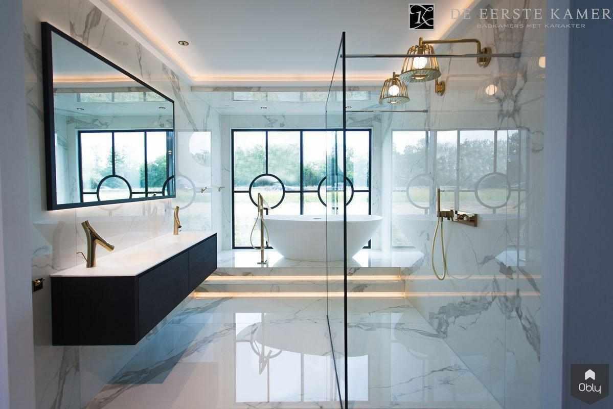 Chique badkamer met goud en marmer-De Eerste Kamer-alle,Badkamer,badkamer met glaswand,badkamer met gouden kranen,badkamer met vrijstaand bad,chique badkamer goud,design badkamer marmer,exclusieve badkamer stijl,luxe badkamer marmerlook,marmer badkamer luxe,moderne badkamer met goud-OBLY
