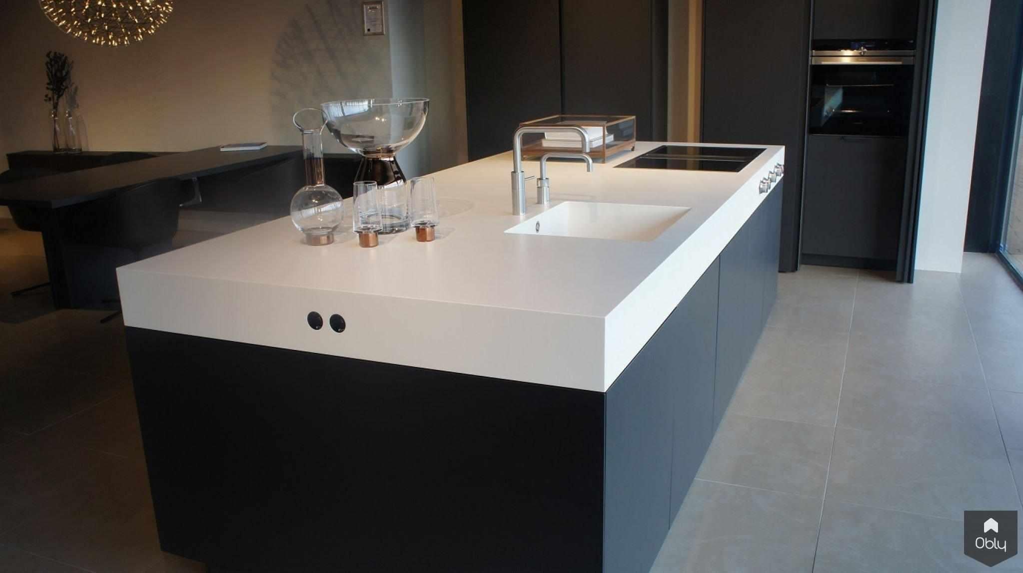 Corian eilandblad met blinde stopcontacten-Cora Techniek-alle,Corian keuken,design keuken,geïntegreerde stopcontacten,Keuken,leefkeuken,luxe keuken,maatwerk keuken,minimalistische keuken,moderne keuken,strak werkblad,wit kookeiland-OBLY