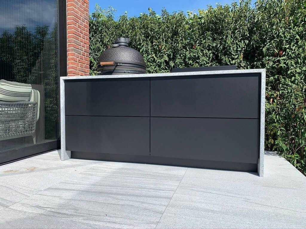 Design buitenkeuken natuurstenen werkblad-COOXS-alle,buiten koken in luxe tuin,buitenkeuken met natuurstenen werkblad,compacte buitenkeuken met barbecue,design buitenkeuken,exclusieve buitenruimte,luxe tuin met buitenkeuken,moderne buitenkeuken inspiratie,strakke wellness tuin-Design buitenkeuken natuurstenen werkblad-OBLY