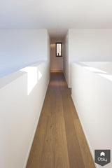 Donkere plankenvloer brengt warmte in strakke woning-NOBEL Flooring-alle,Woonkamer-OBLY