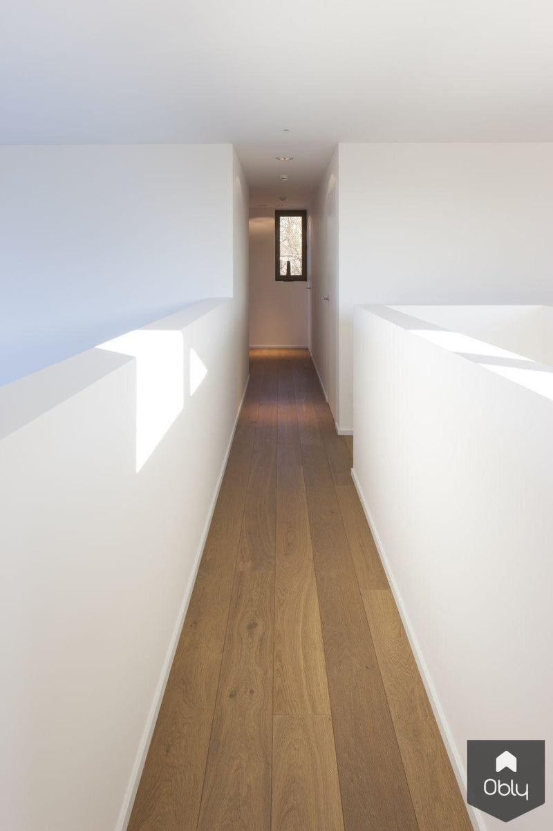 Donkere plankenvloer brengt warmte in strakke woning-NOBEL Flooring-alle,Woonkamer-OBLY