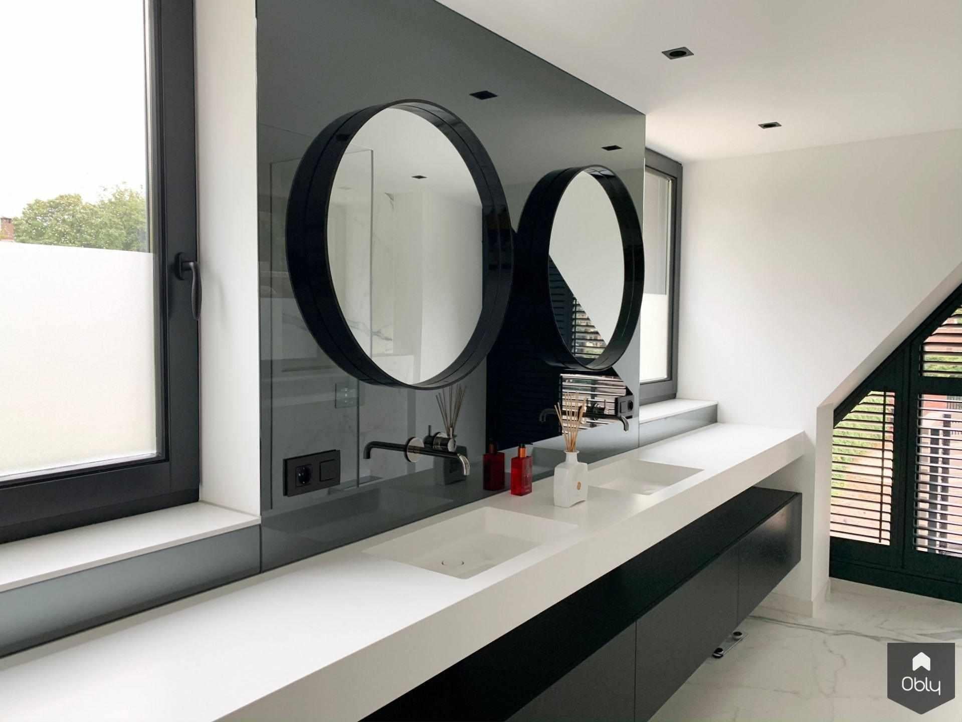 Dubbele wastafel met zwart eiken meubel-TIZ Design-alle,Badkamer,badkamer design,dubbele wastafel,HI-MACS wastafel,maatwerk wastafel,moderne badkamer,TIZ Design,zwart eiken meubel-OBLY