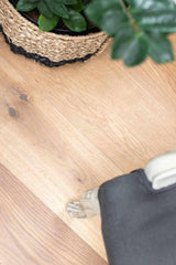 Eiken planken vloer met vloerverwarming-The Woodstore-lichte woonkamer,moderne woonkamer,Woonkamer,woonkamer met grote ramen,woonkamer met houten vloer,woonkamer met open keuken-Eiken planken vloer met vloerverwarming-OBLY
