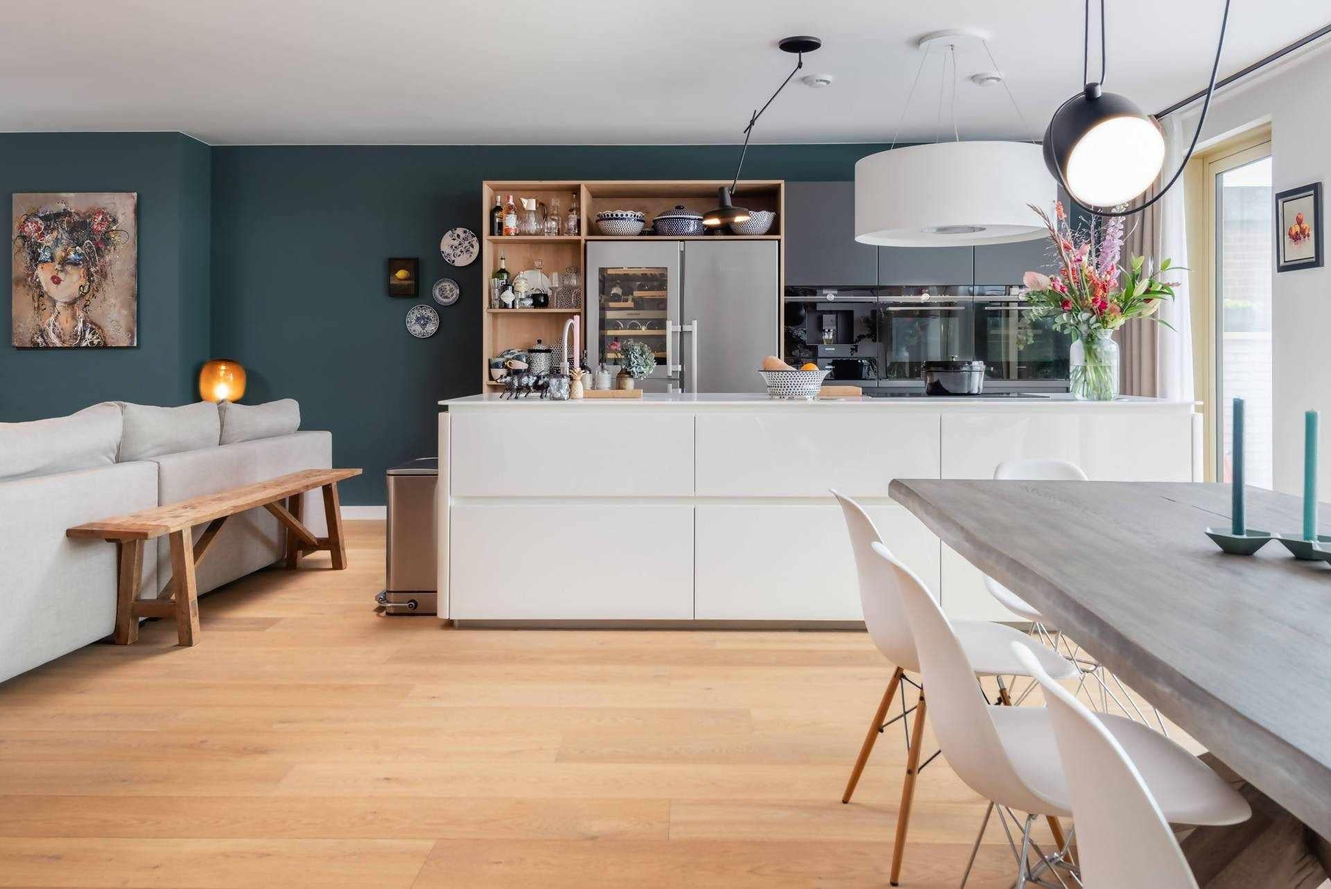 Eiken planken vloer met vloerverwarming-The Woodstore-lichte woonkamer,moderne woonkamer,Woonkamer,woonkamer met grote ramen,woonkamer met houten vloer,woonkamer met open keuken-Eiken planken vloer met vloerverwarming-OBLY
