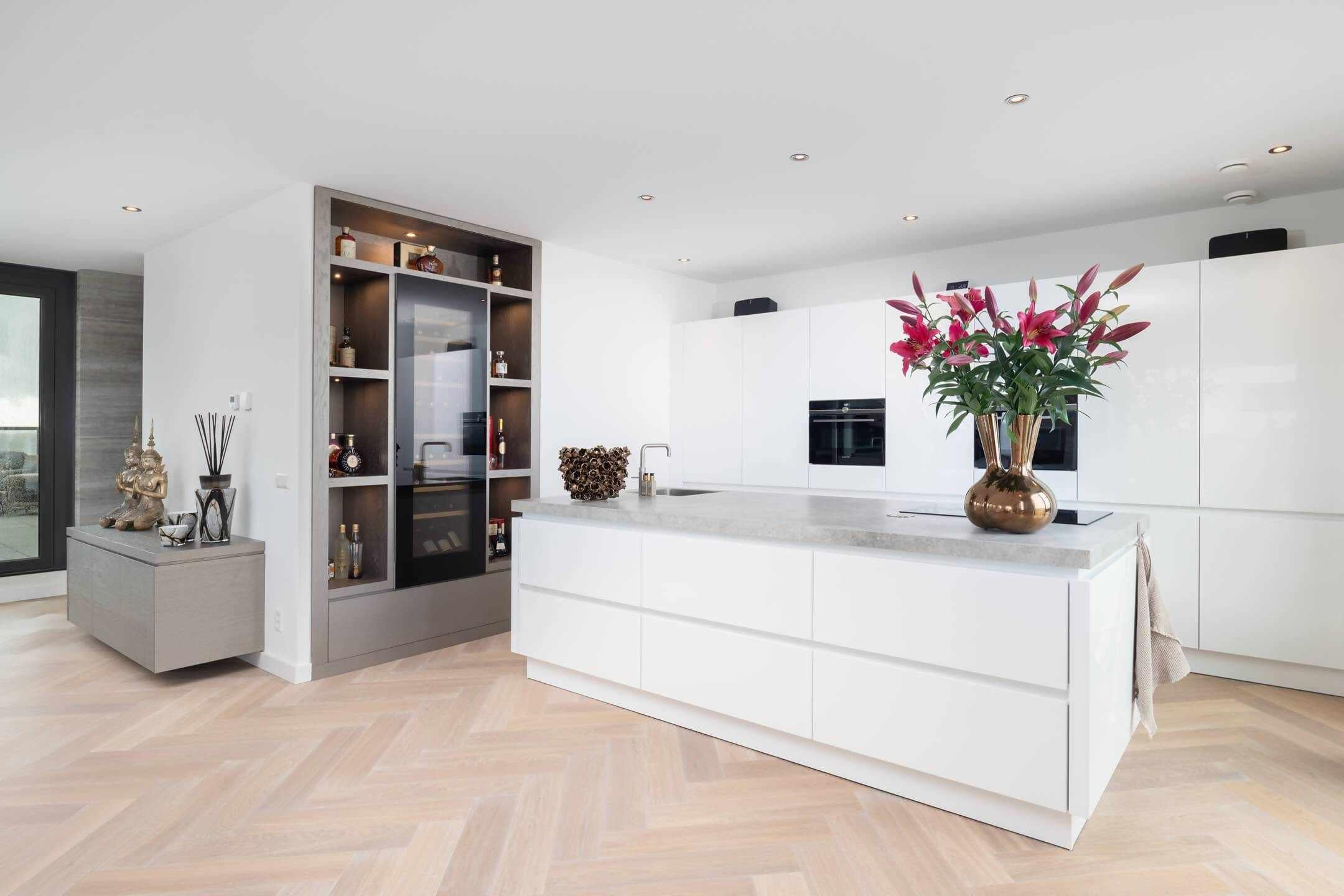 Eiken visgraatvloer in penthouse in purmerend-The Woodstore-alle,lichte woonkamer,moderne woonkamer,ruime woonkamer interieur,Woonkamer,woonkamer met grote ramen,woonkamer met houten vloer-Eiken visgraatvloer in penthouse in purmerend-OBLY