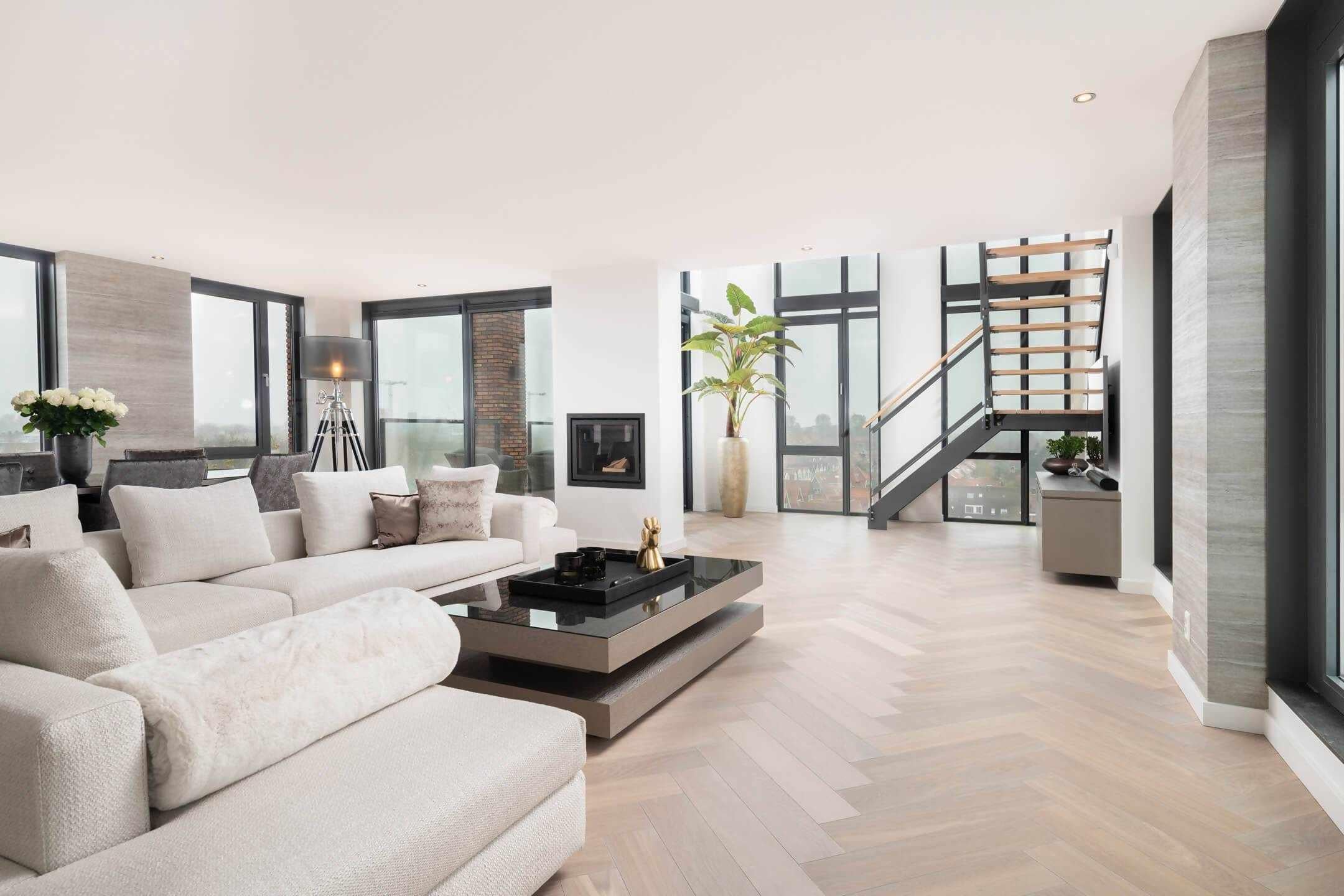 Eiken visgraatvloer in penthouse in purmerend-The Woodstore-alle,lichte woonkamer,moderne woonkamer,ruime woonkamer interieur,Woonkamer,woonkamer met grote ramen,woonkamer met houten vloer-Eiken visgraatvloer in penthouse in purmerend-OBLY