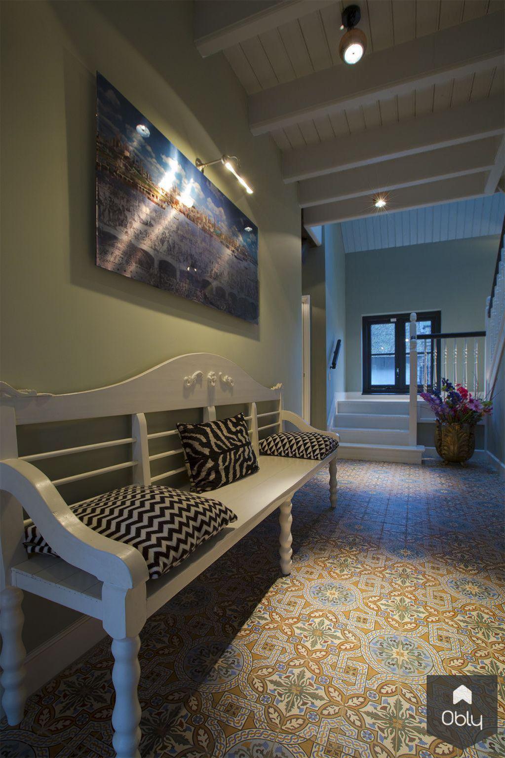 Entree/hal/trap Rijksmonument boerderij Blaricum-Suzanne-Holtz-Studio-alle,Entree hal trap,entree rijksmonument boerderij,karakteristieke vloer tegels,klassieke hal inrichting,luxe entree inspiratie,maatwerk interieur details,monumentale woonboerderij Blaricum,sfeervolle hal verlichting,stijlvolle trapafscheiding-OBLY