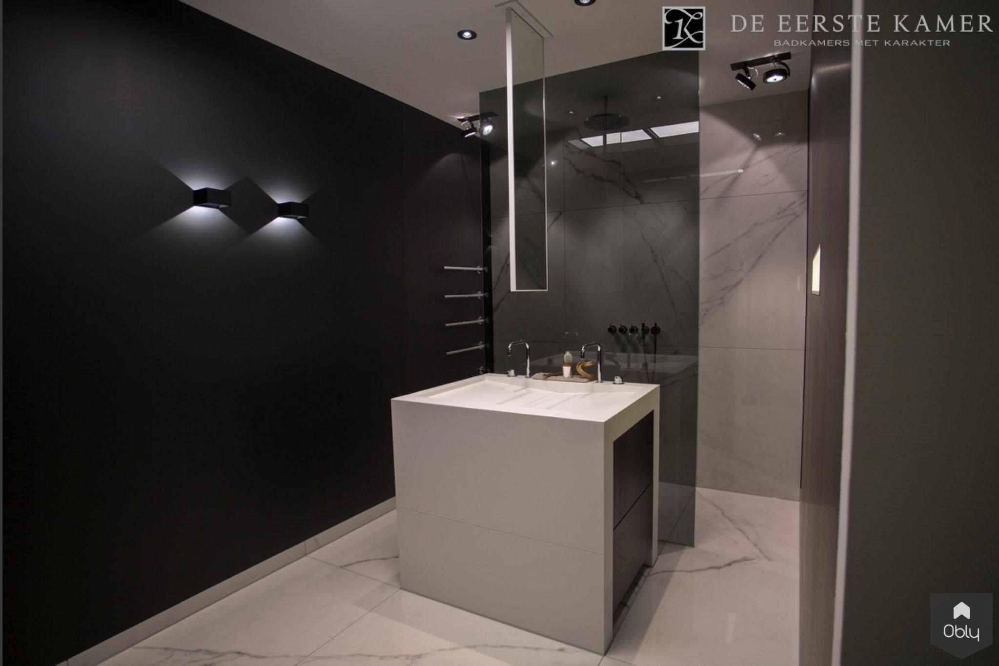 Exclusief wastafeleiland-De Eerste Kamer-alle,Badkamer,badkamer met inloopdouche glas,design badkamer De Eerste Kamer,exclusief badkamerdesign,luxe badkamer interieur,luxe badkamer ontwerp,moderne badkamer wit,wastafel eiland op maat,wastafeleiland badkamer-OBLY
