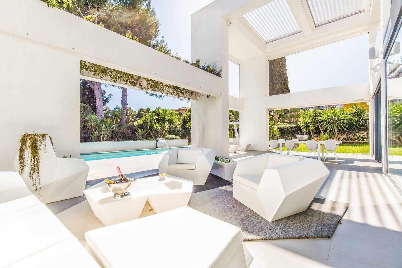 Exclusief wit buitenmeubilair-VONDOM X PW-design tuinmeubels,exclusief outdoor design,luxe tuinset,minimalistisch terras,moderne buitenruimte,Tuin,vtwonen stijl,wit buitenmeubilair,Woonkamer-Buitenmeubilair luxe villa in Mallorca -OBLY