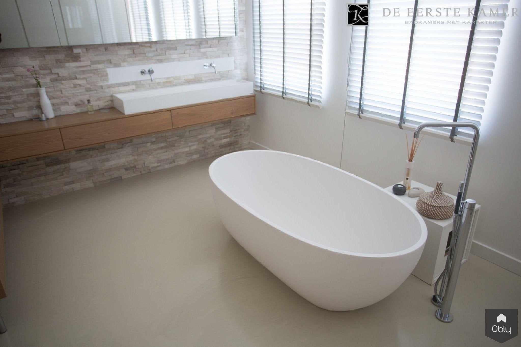 Exclusieve badkamer met luxe uitstraling-De Eerste Kamer-alle,Badkamer,badkamer met eikenhout meubel,badkamer met inloopdouche,badkamer met opbergruimte,design badkamer inrichting,exclusieve badkamer inspiratie,lichte badkamer modern,luxe badkamer met vrijstaand bad,moderne badkamer met nis-OBLY