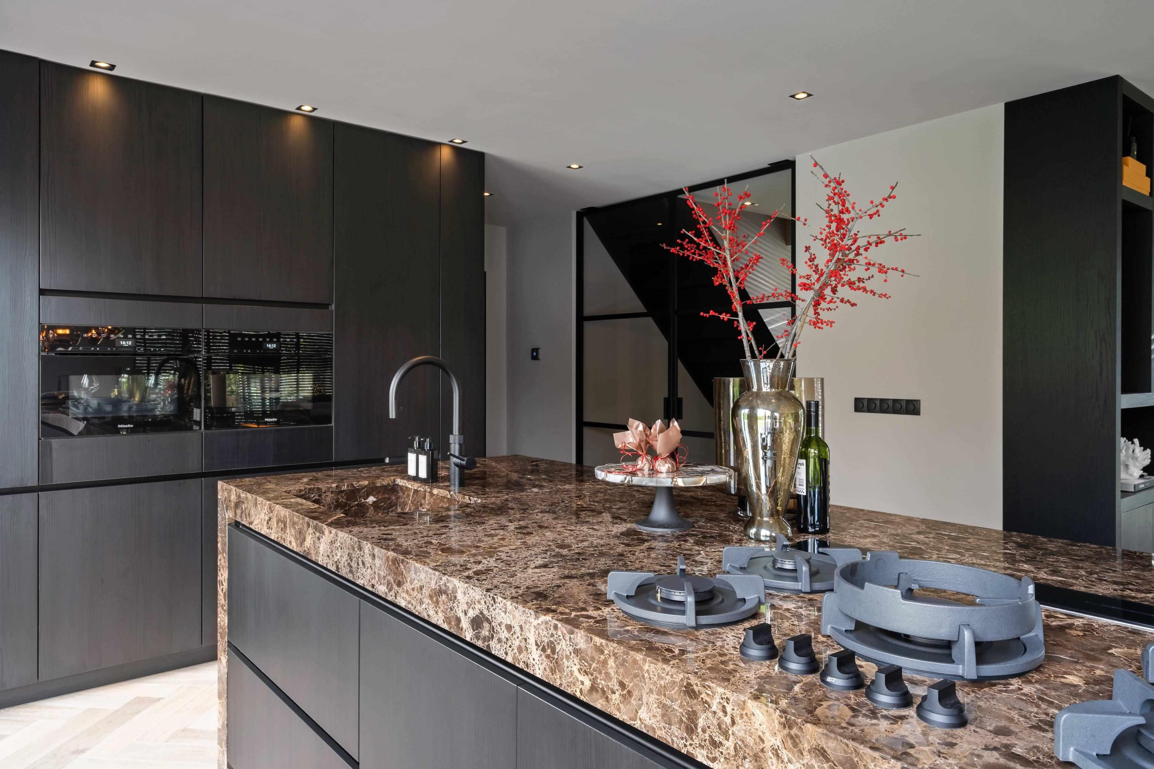 Exclusieve keuken met Emperador marmeren blad-Keukenstudio Stormink-Keuken-OBLY