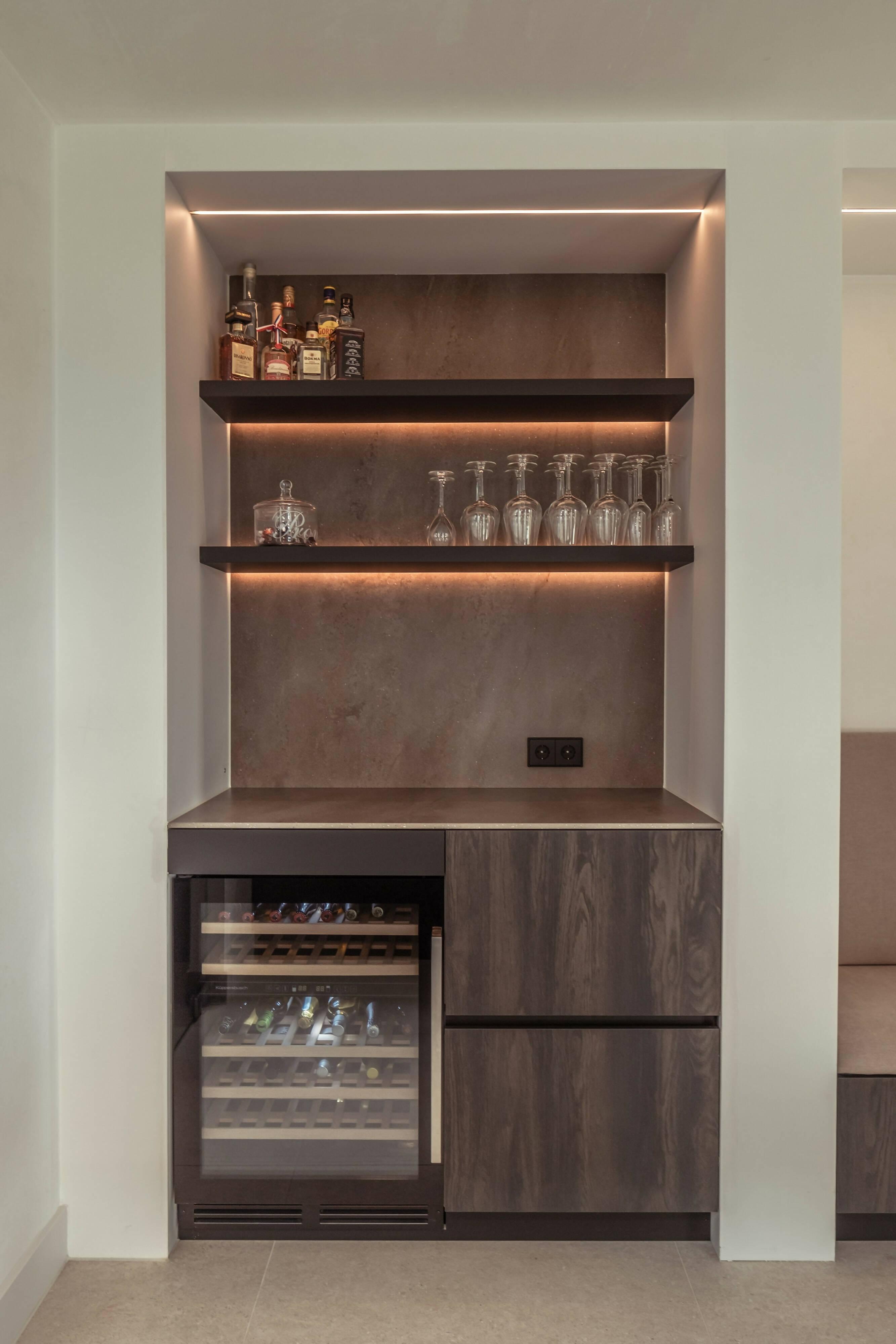 Exclusieve maatwerk keuken met wijn-bar-BINTH INTERIEURONTWERP-design keuken met kookeiland,exclusieve keuken interieur,keuken,keuken met apparatenwand,keuken met natuursteen blad,luxe keuken ontwerp,maatwerk keuken,moderne keuken met eiland-Exclusieve maatwerk keuken met wijn-bar-OBLY
